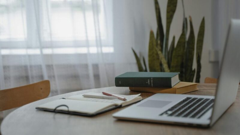 机の上にPCとノート